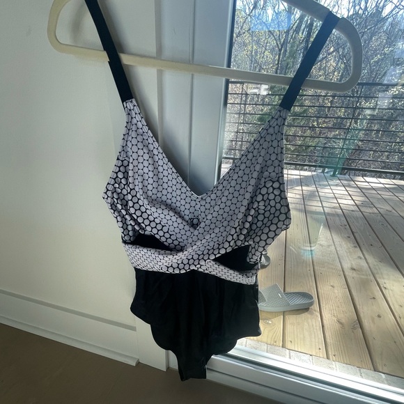 Black and White Polka Dot Swimsuit comes with 2 pieces - Picture 4 of 10